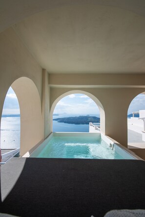Executive Suite, Caldera View, Outdoor Hot Tub | 露台/庭院