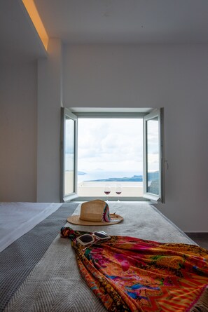 Deluxe Cliff Suite with Caldera View and Outdoor Hot Tub | Ropa de cama hipoalergénica y edredones de plumas