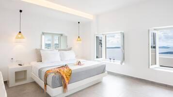 Deluxe Cliff Suite with Caldera View and Outdoor Hot Tub | Allergikerbettwaren, Daunenbettdecken, Select-Comfort-Betten, Minibar