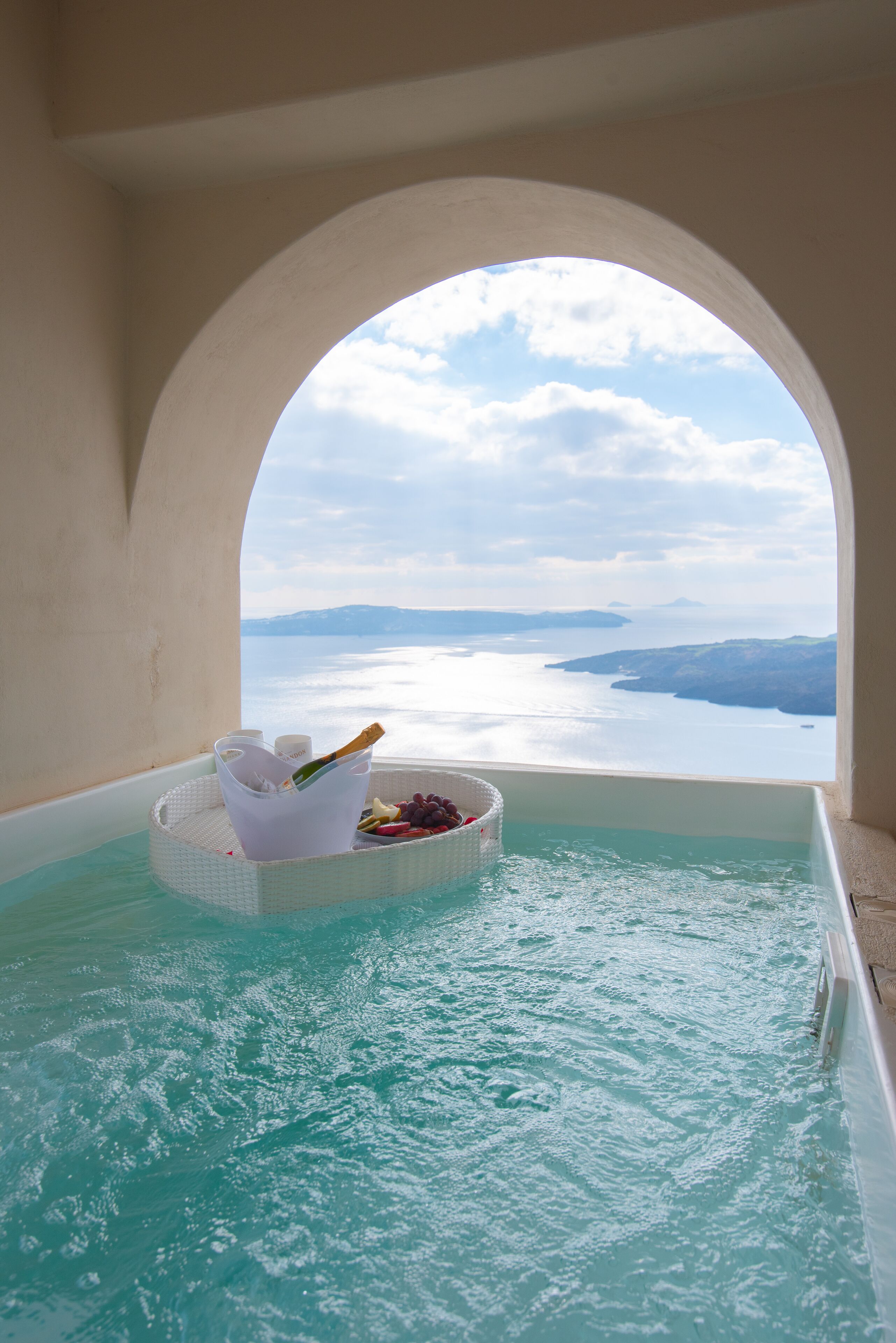 Een privé jacuzzi met uitzicht op zee en verre eilanden.