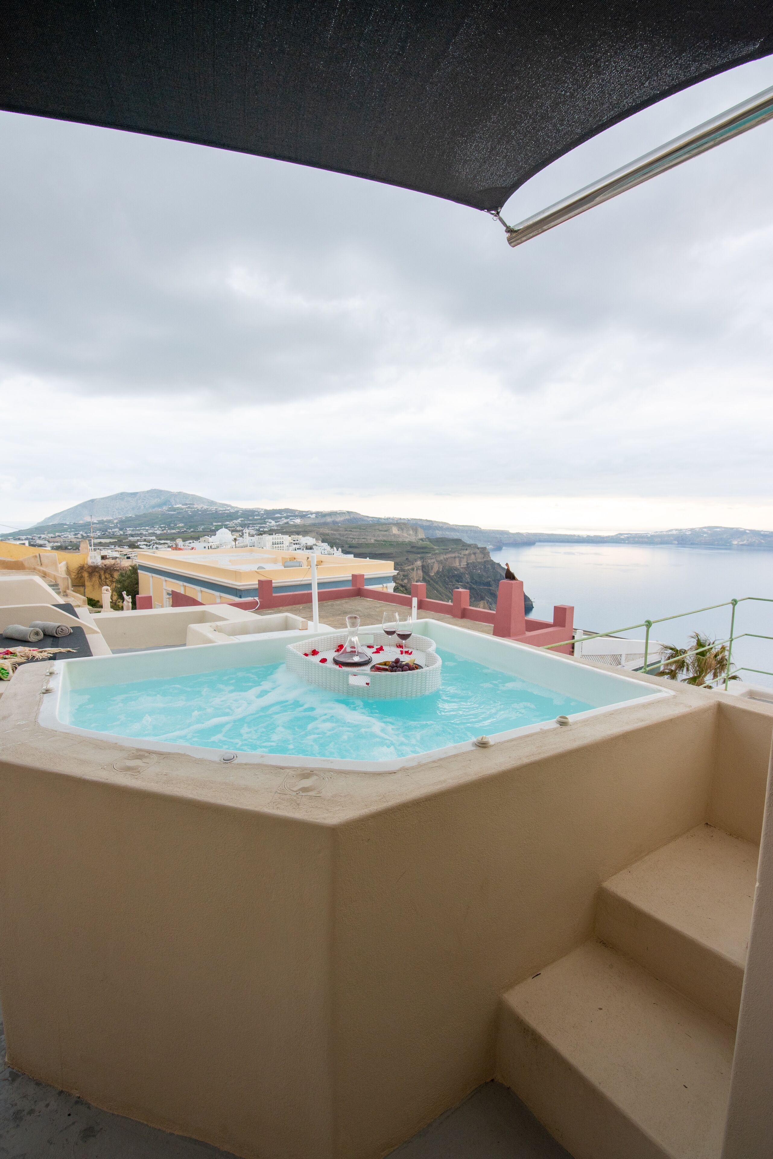 Ein Whirlpool mit Blick auf Meer und Berge.