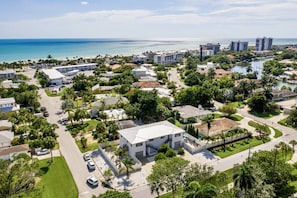 Prime Lido Key Location! 6-min walk to the beach & 7-min to St. Armands. Features a private yard, social lounge, and coastal-chic interiors.