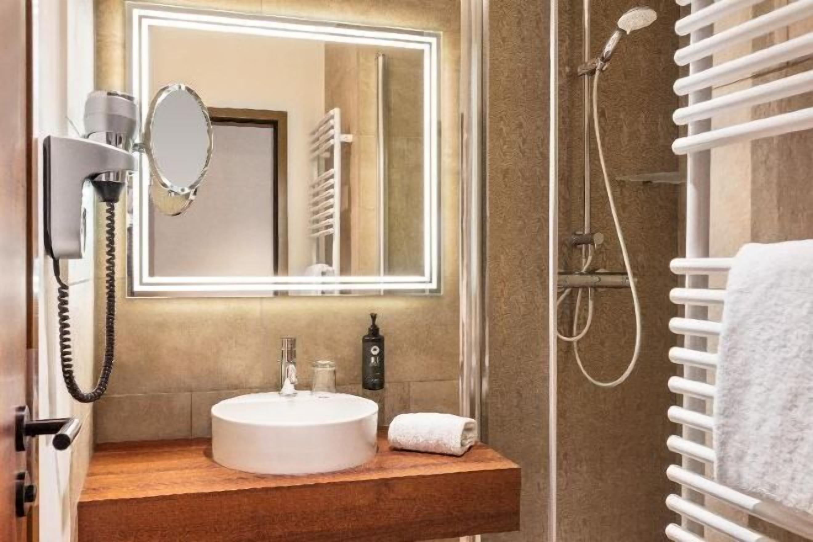 Badrum | Dusch, regndusch, gratis toalettartiklar och hårtork