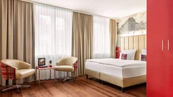 Ropa de cama hipoalergénica y caja de seguridad en la habitación