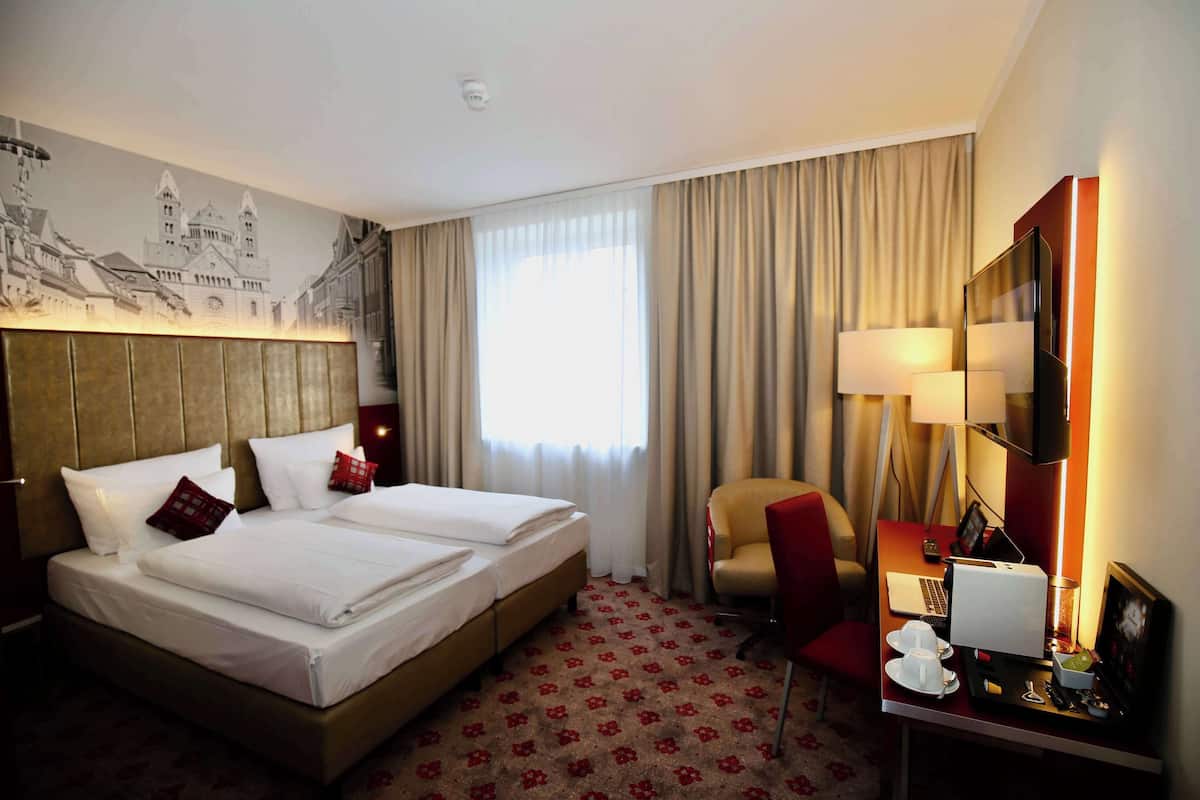 Comfort Twin Room | Hypo-allergenic bedding, in-room safe, desk, blackout drapes