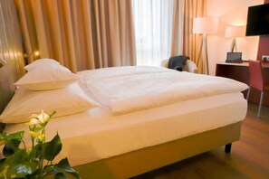 Hypo-allergenic bedding, in-room safe, desk, blackout curtains - Amedia Plaza Speyer, Trademark Collection by Wyndham (Speyer)