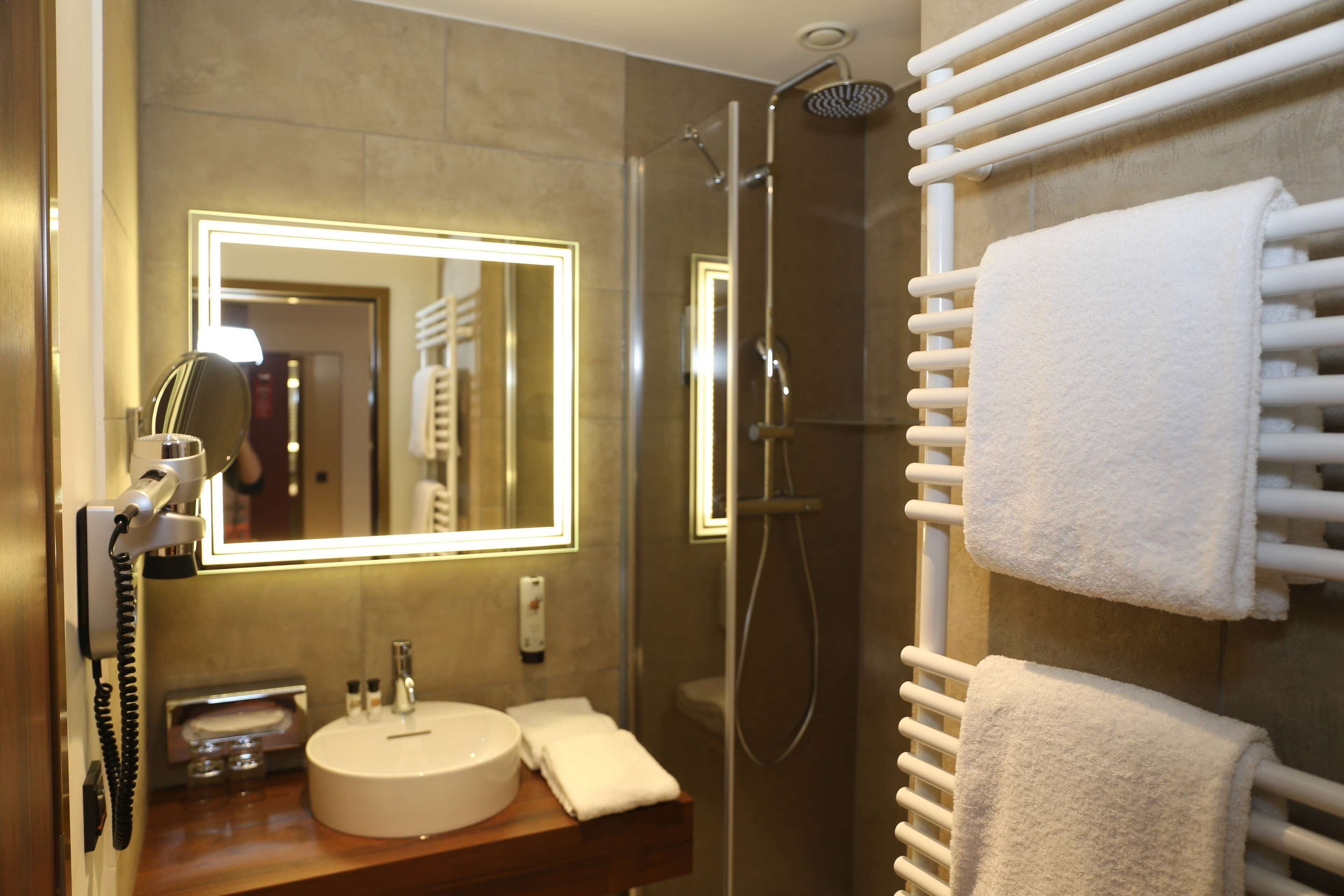 shower, rainfall showerhead, free toiletries, hair dryer