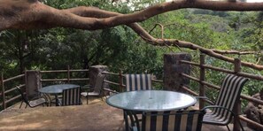 Se sirven desayunos, almuerzos y cenas; cocina local e internacional