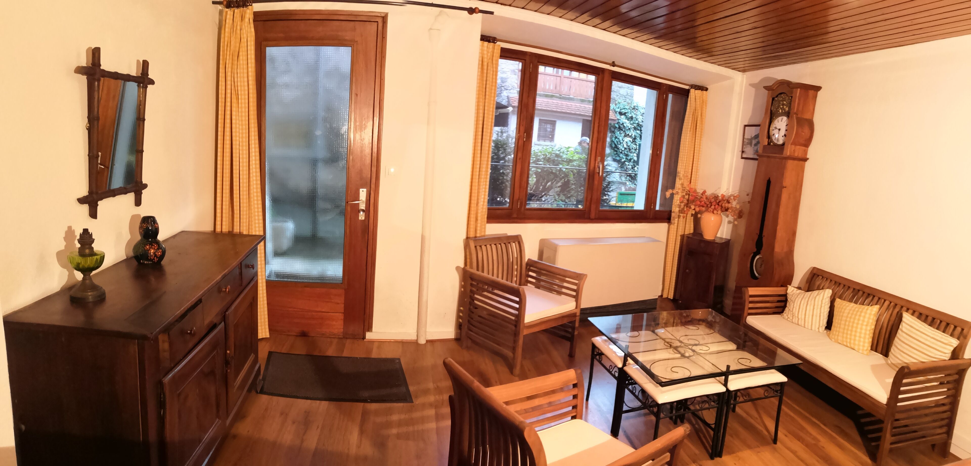 House in the village center, 200m from the beach and 20m from the shops. 30 minutes from skiing