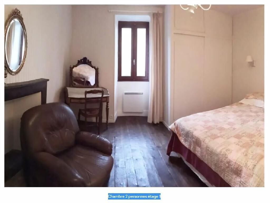 House in the village center, 200m from the beach and 20m from the shops. 30 minutes from skiing