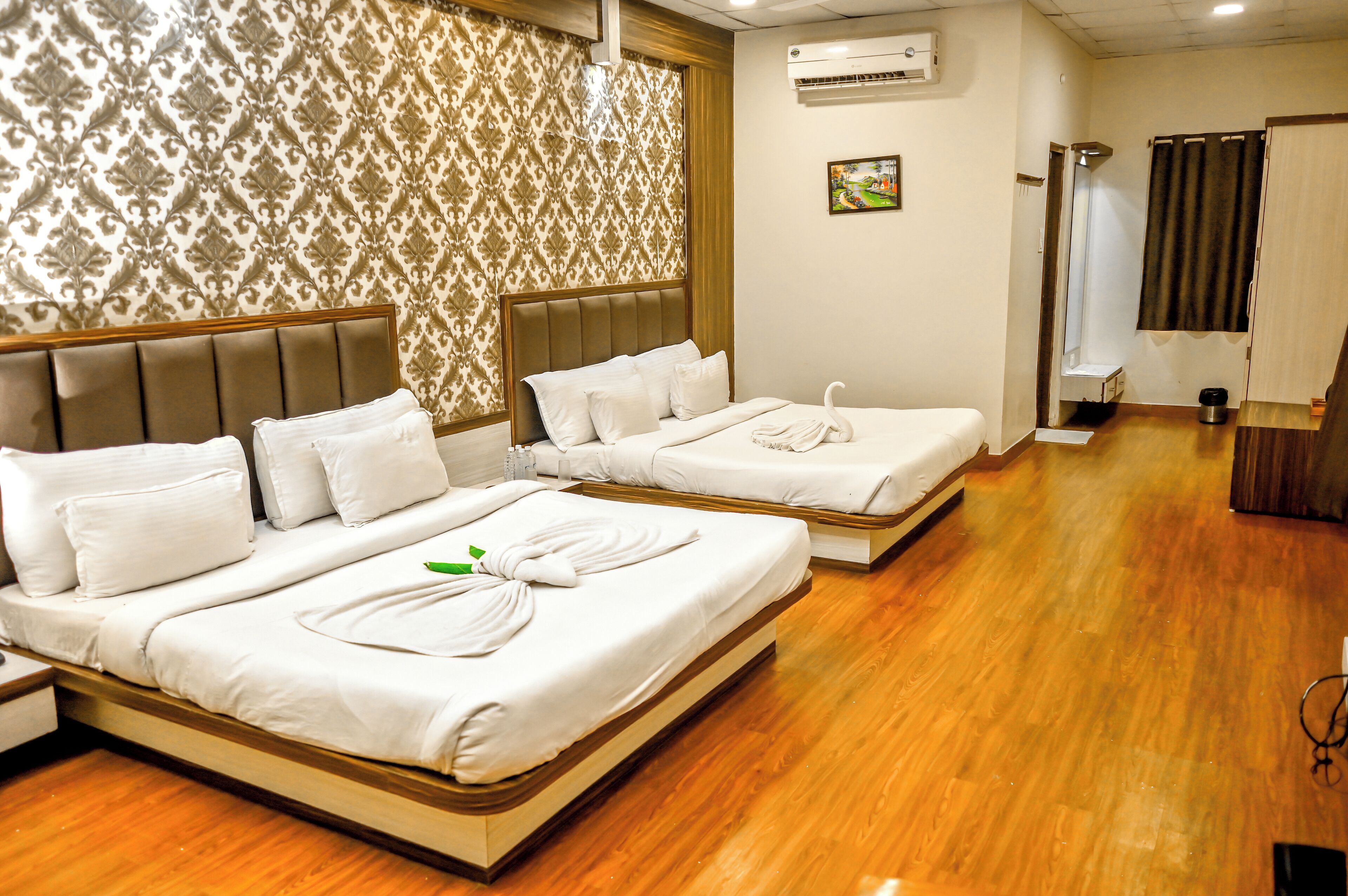 Family Suite | Desk, blackout drapes, free WiFi, bed sheets