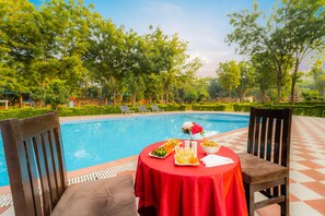 Outdoor pool - Narmada Hills Resort (Khandwa)