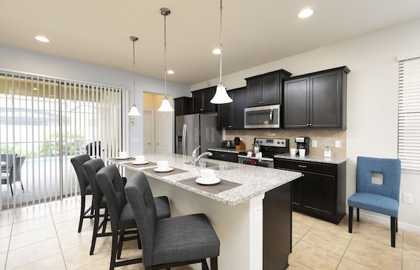 Réfrigérateur, four à micro-ondes, un four, surface de cuisson