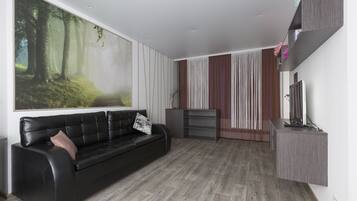 Business-Zimmer | Wohnbereich | 108-cm-LCD-Fernseher mit Satellitenempfang, Fernseher