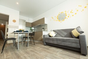 Business Room | Shared kitchen facilities | Full-size fridge, microwave, stovetop, cookware/dishes/utensils