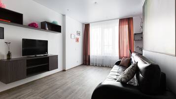 Business-Zimmer | Wohnzimmer | 108-cm-LCD-Fernseher mit Satellitenempfang, Fernseher