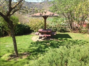 Decoración personalizada, muebles diferentes, escritorio y wifi gratis 