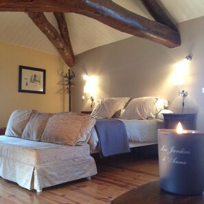 Family Room (Cépages) | Individually decorated, individually furnished, desk, free WiFi - Les Jardins d'Anna (Saint-Ilpize)