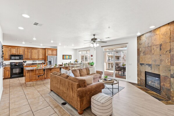 Télévision, cheminée, jeux vidéo, table de tennis de table