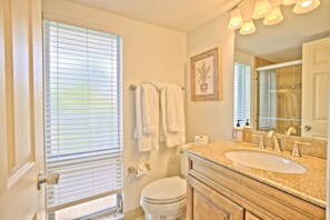 Combined shower/bathtub, hair dryer, towels