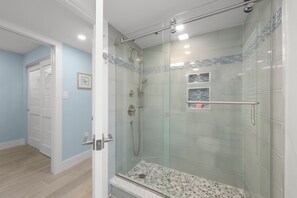 Combined shower/bathtub, hair dryer, towels