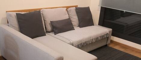 Televisie, een dvd-speler en een stereo