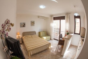 Studio – comfort | Oppholdsområde | En 40-tommers Flatskjerm-TV med kabel-kanaler samt TV