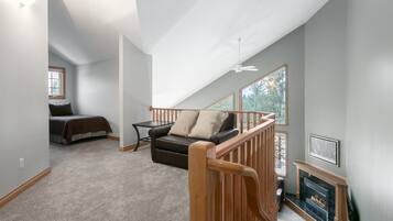 Una televisión de pantalla plana, una chimenea