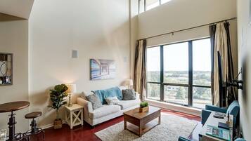 TV, fireplace, Netflix, Hulu