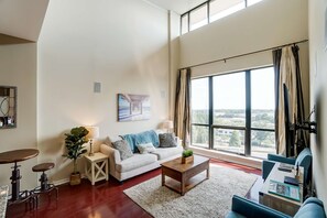 TV, fireplace, Netflix, Hulu