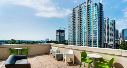 Luxury Uptown Penthouse - Rooftop Terrace, Pool, Fireplace, City Views, Gated Parking, Pet Friendly!