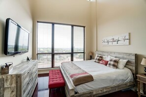 1 bedroom, memory foam beds, desk, laptop workspace