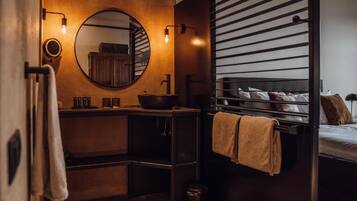 Doppel- oder Zweibettzimmer (Monastery Room) | Badezimmer | Dusche, Regendusche, kostenlose Toilettenartikel, Haartrockner