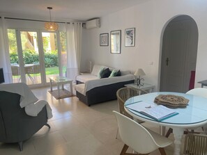 Een televisie en een dvd-speler