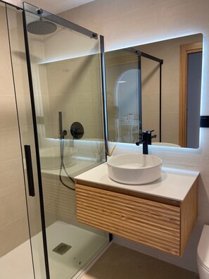 Combined shower/tub, hair dryer, towels, soap