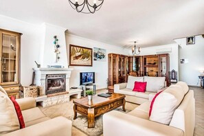 Smart TV, fireplace, DVD player, ping pong