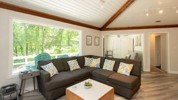 Älytelevisio, takka, kirjoja