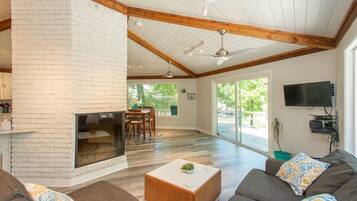 Älytelevisio, takka, kirjoja