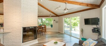 FREE Swim Hot Tub!! Nestled in the Trees on Cedar Creek Lake