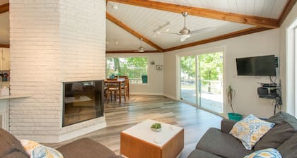 FREE Swim Hot Tub!! Nestled in the Trees on Cedar Creek Lake