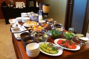 Tägliches Frühstücksbuffet gegen Gebühr