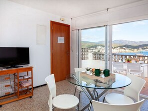 Dining - Cosy apartment for 3 people with WIFI, TV and terrace (Llançà)