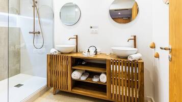 Quadrupla familiare | Bagno | Set di cortesia gratuito, asciugacapelli, accappatoio, pantofole