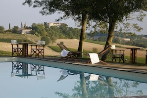 Seasonal outdoor pool, open 7:30 AM to 9:00 PM, pool loungers - Chateau de Salettes (Cahuzac-sur-Vere)