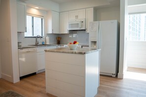 Frigorifero, microonde, forno, piano cottura