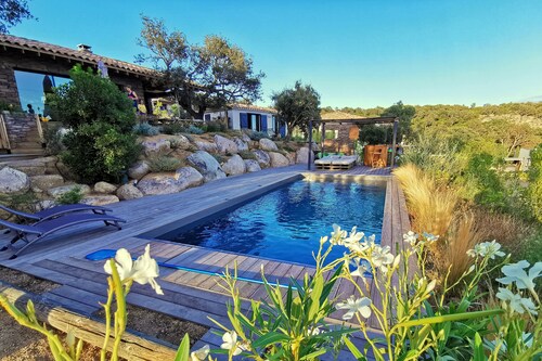 4 bedroom villa with heated pool and sea view, 5 minutes from the beach