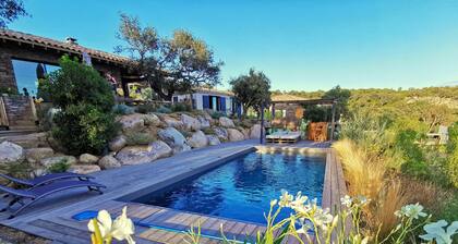4 bedroom villa with heated pool and sea view, 5 minutes from the beach