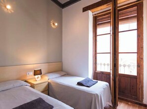 2 habitaciones, tabla de planchar con plancha y cuna de viaje 