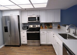 Een koelkast, een microgolfoven, een oven, een kookplaat