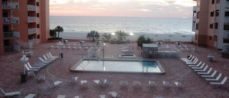 Una piscina al aire libre, una piscina climatizada